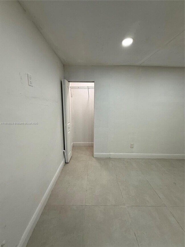 Foto del edificio - 4711 SW 27th St