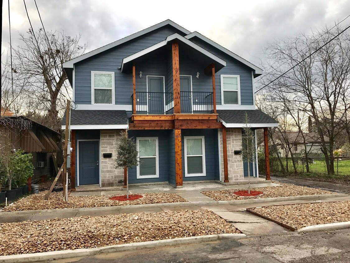 1819 N Hackberry St, San Antonio, TX 78208 Townhome Rentals in San