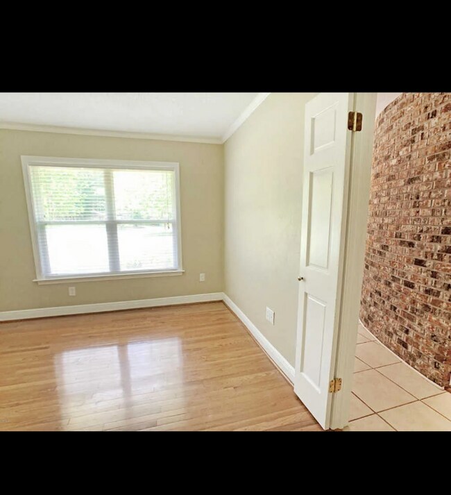 Building Photo - 1704 Pat Dr