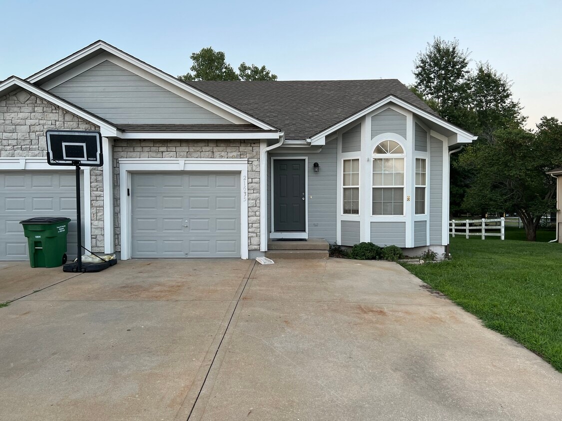 21535 S Soryl Ave, Peculiar, MO 64078 Townhouse for Rent in Peculiar