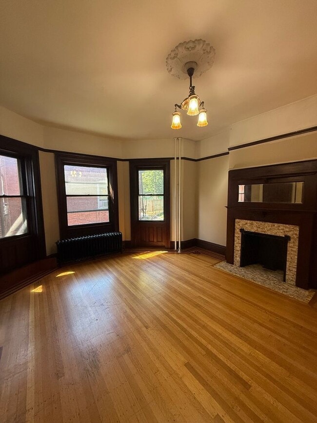 Building Photo - 409 Grand St