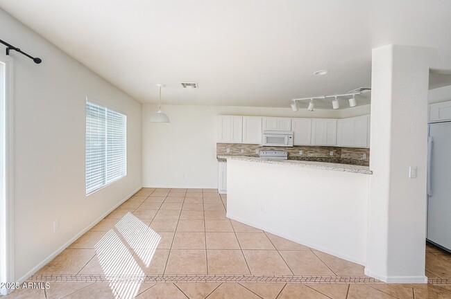 Foto del edificio - 1099 S 223rd Ln