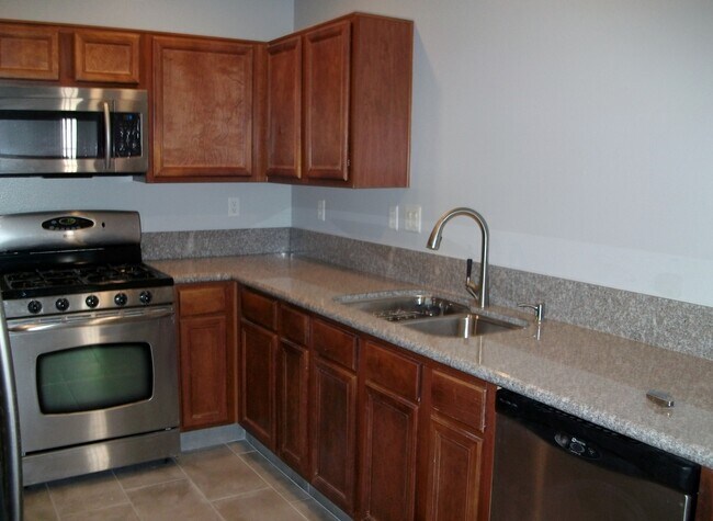 Building Photo - Beautiful 2 bd, 2 bath home in D'Andrea wi...