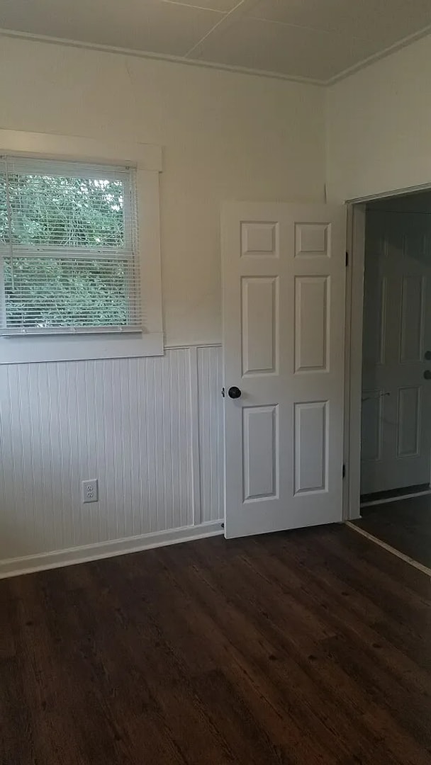 Building Photo - Spacious 2 Bedroom 1 Bathroom Home WIth Hu...