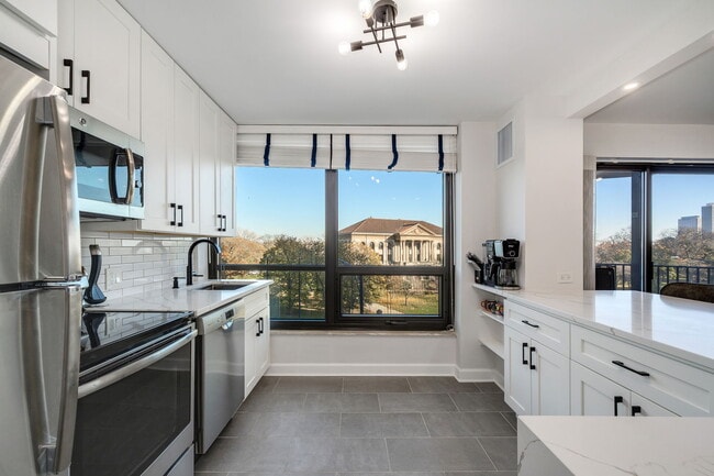 Building Photo - 2020 N Lincoln Park W