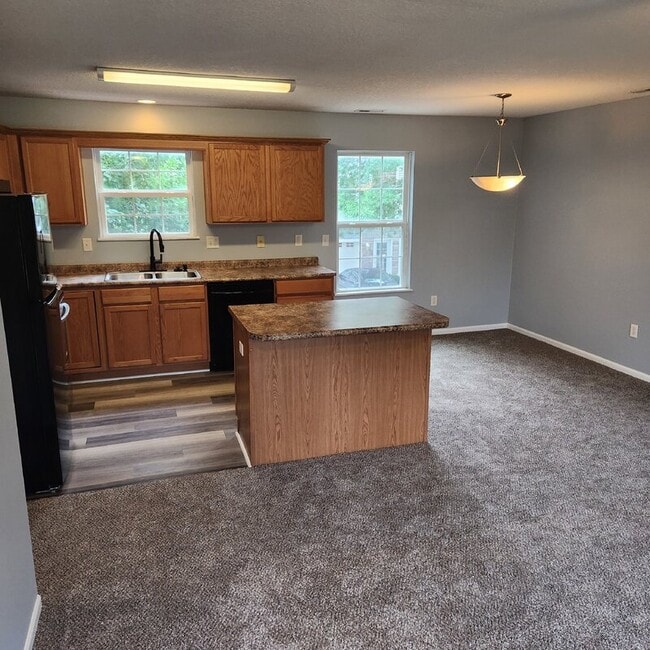 Building Photo - 305 NE Kingwood