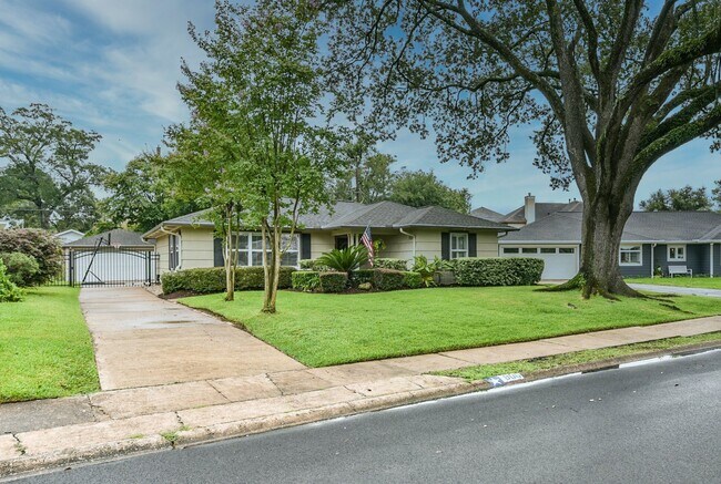 Building Photo - 906 Bay Oaks Rd