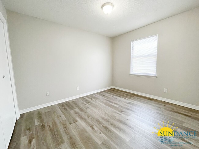 Foto del edificio - Charming 2-Bedroom Ground-Floor Unit in Fo...