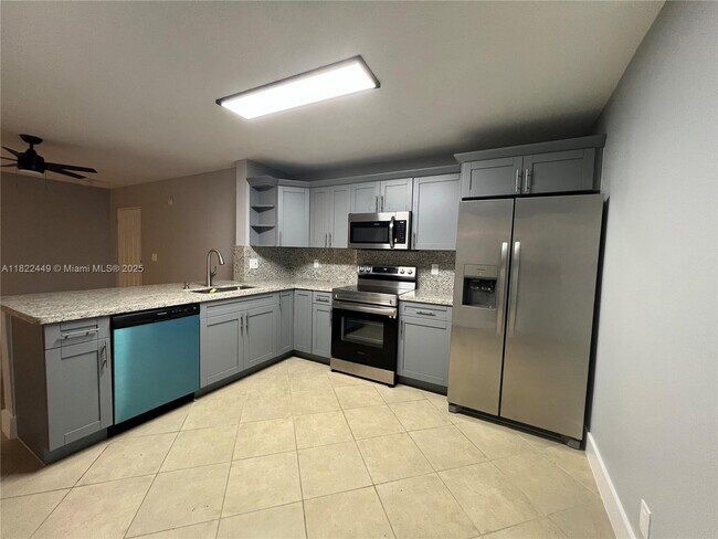 Foto del edificio - 5761 Riverside Dr