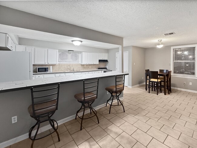 Foto del edificio - 321 Robinson Ave