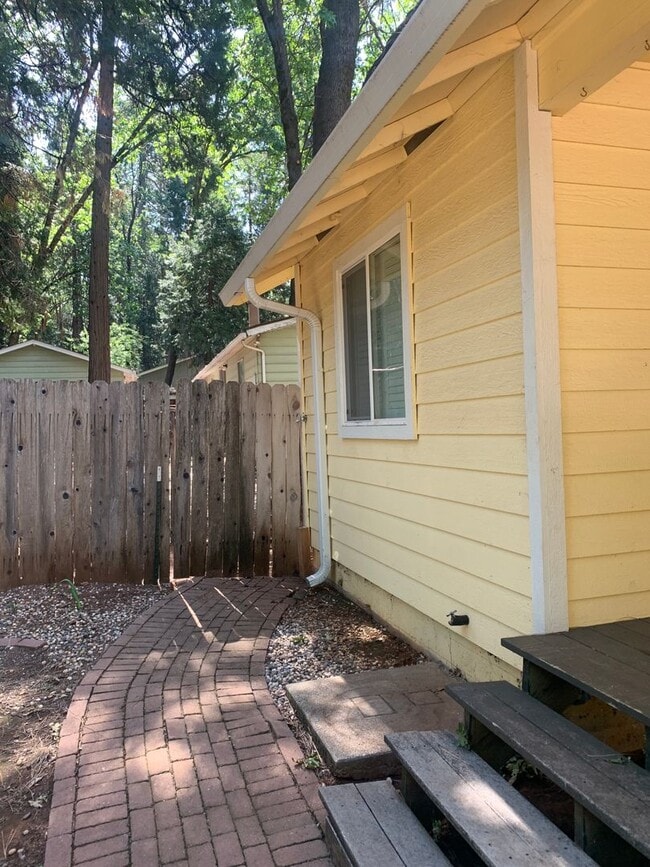 Foto del edificio - Beautiful Move in Ready 3 bedroom 2 bath home in Established neighborhood