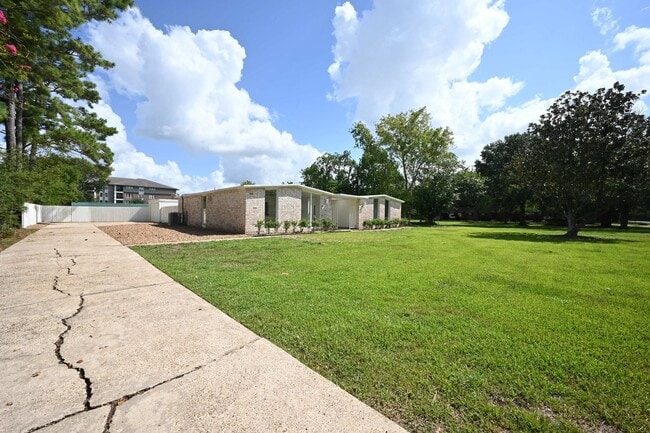 Building Photo - 14420 Westway Ln