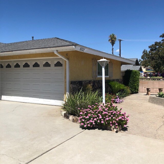 FACHADA DE LA UNIDAD A - 8322 Mango Ave