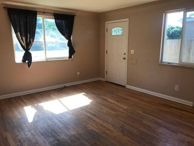 Building Photo - Updated 2 bed 1 bath duplex in Park Hill!