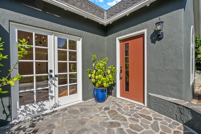 Building Photo - 2221 Walgrove Ave