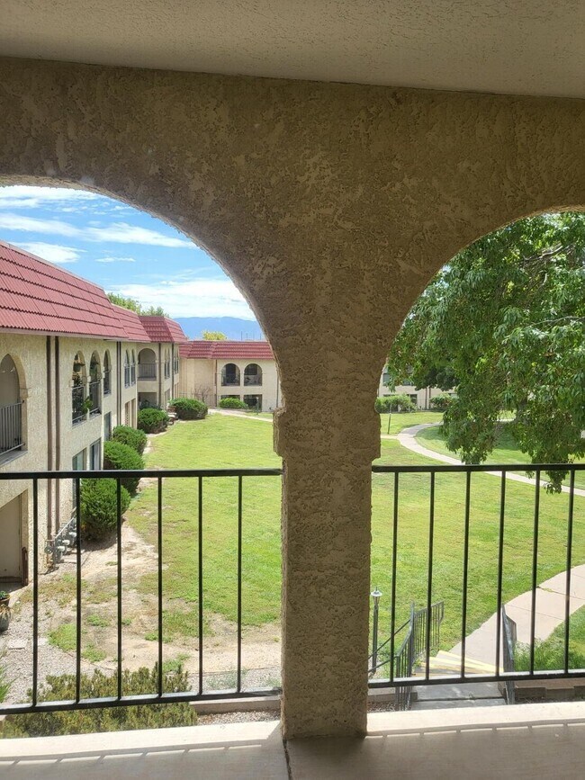Foto del edificio - 827 Country Club Dr SE