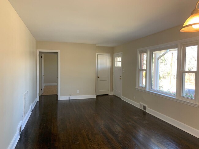Building Photo - Great 3 BR near Lindley Pool & Rec Center