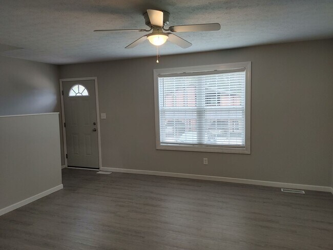 Building Photo - SPACIOUS TOWNHOME IN WILLOW TERRACE