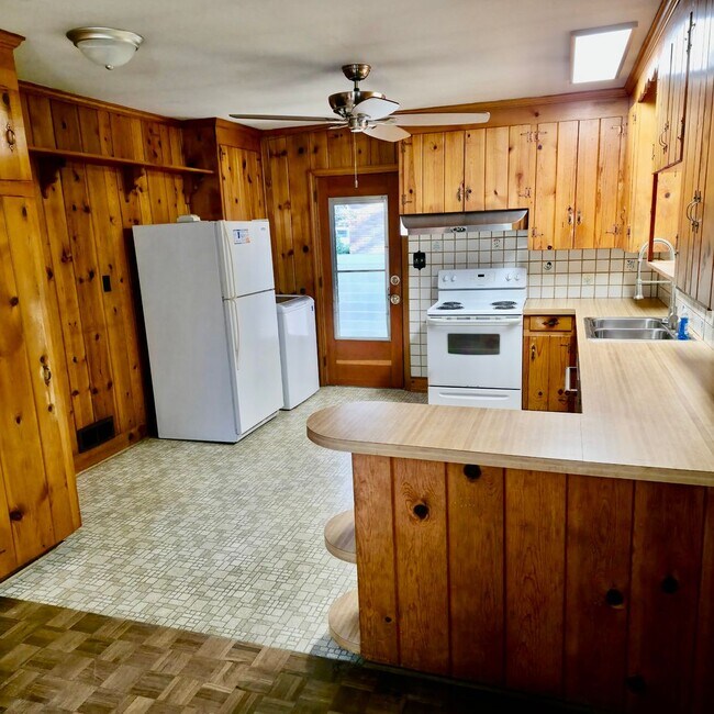 Building Photo - Well-maintained, Ranch home minutes from F...