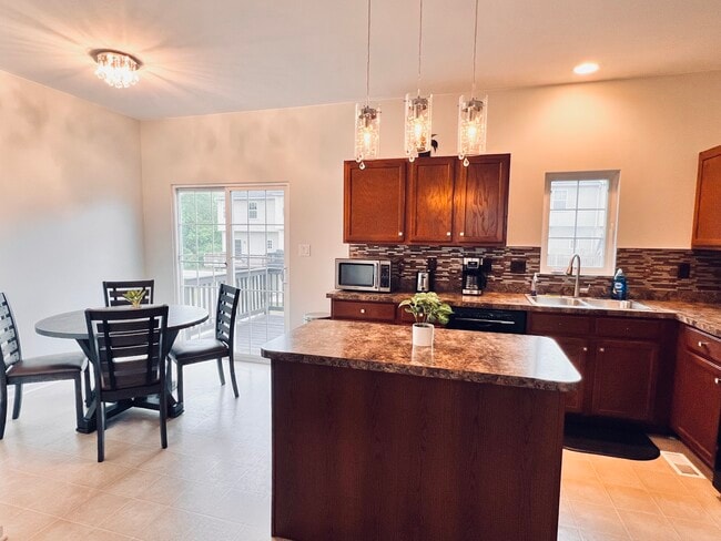 Fully equipped eat-in kitchen with dishwasher, back deck access. - 4148 Strawbridge Ct