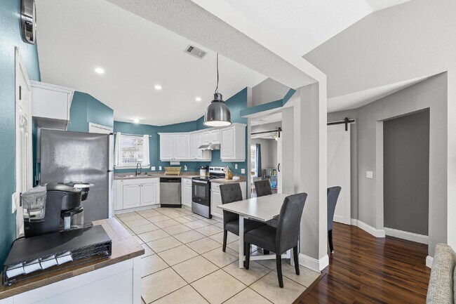 Building Photo - Pet Friendly 3-bedroom, 2-bath brick home with an office in southwest Pensacola