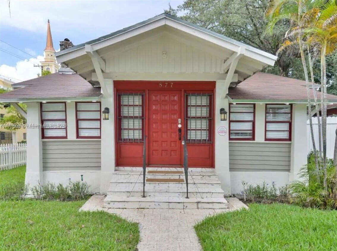 Foto principal - 877 SW 2nd St