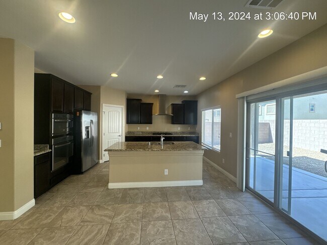 Foto del edificio - 5 Bedroom Home Near Skye Canyon