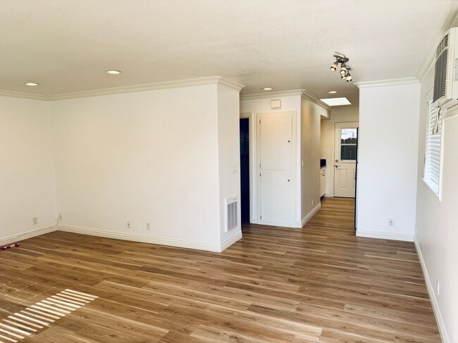 Building Photo - Turnkey Huntington Bay End Unit Near the Beach