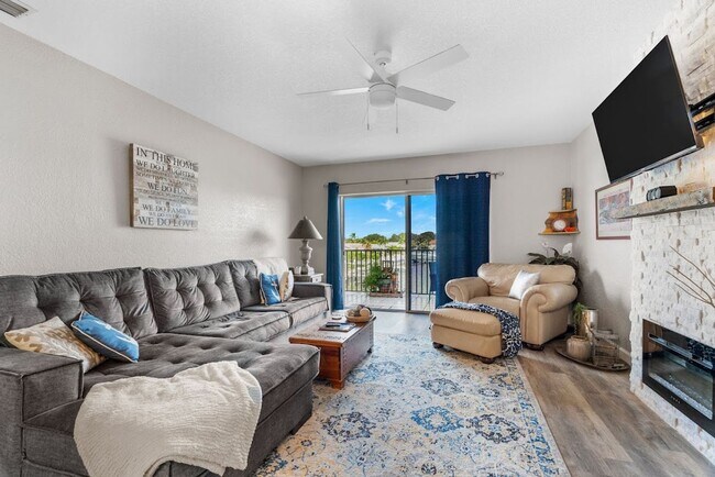 Foto del edificio - Waterfront Views! Fully updated 2/2 condo