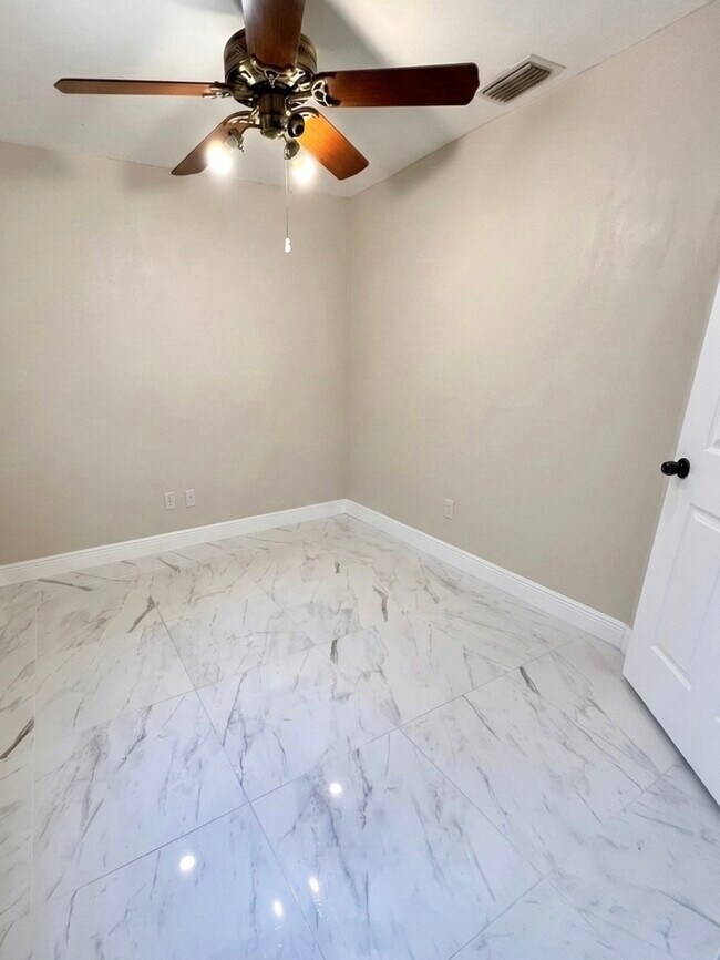 Foto del edificio - 355 Springdale Dr