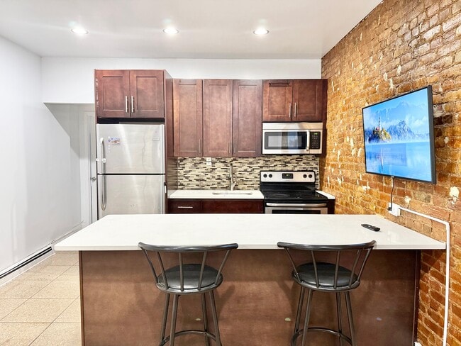 Building Photo - Furnished room/NOT APARTMENT