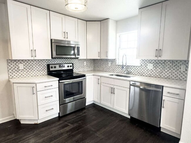 Building Photo - "Spacious 5-Bedroom Gem on Locust Street – 2,053 Sq. Ft. of Comfort in Denver's Heart!"