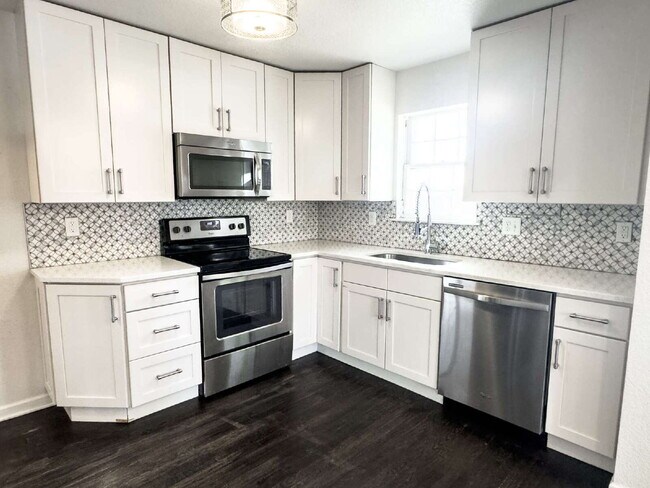 Foto del edificio - "Spacious 5-Bedroom Gem on Locust Street – 2,053 Sq. Ft. of Comfort in Denver's Heart!"