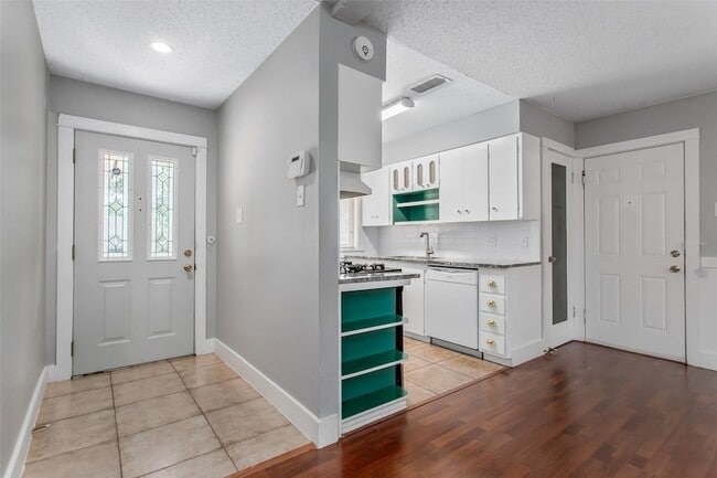 Photo - 2121 Travis Dr House