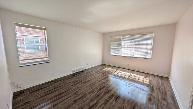 Foto del edificio - 5825 Sunshine Dr