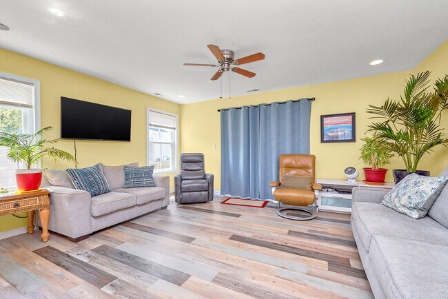 Building Photo - 9573 6th Bay St