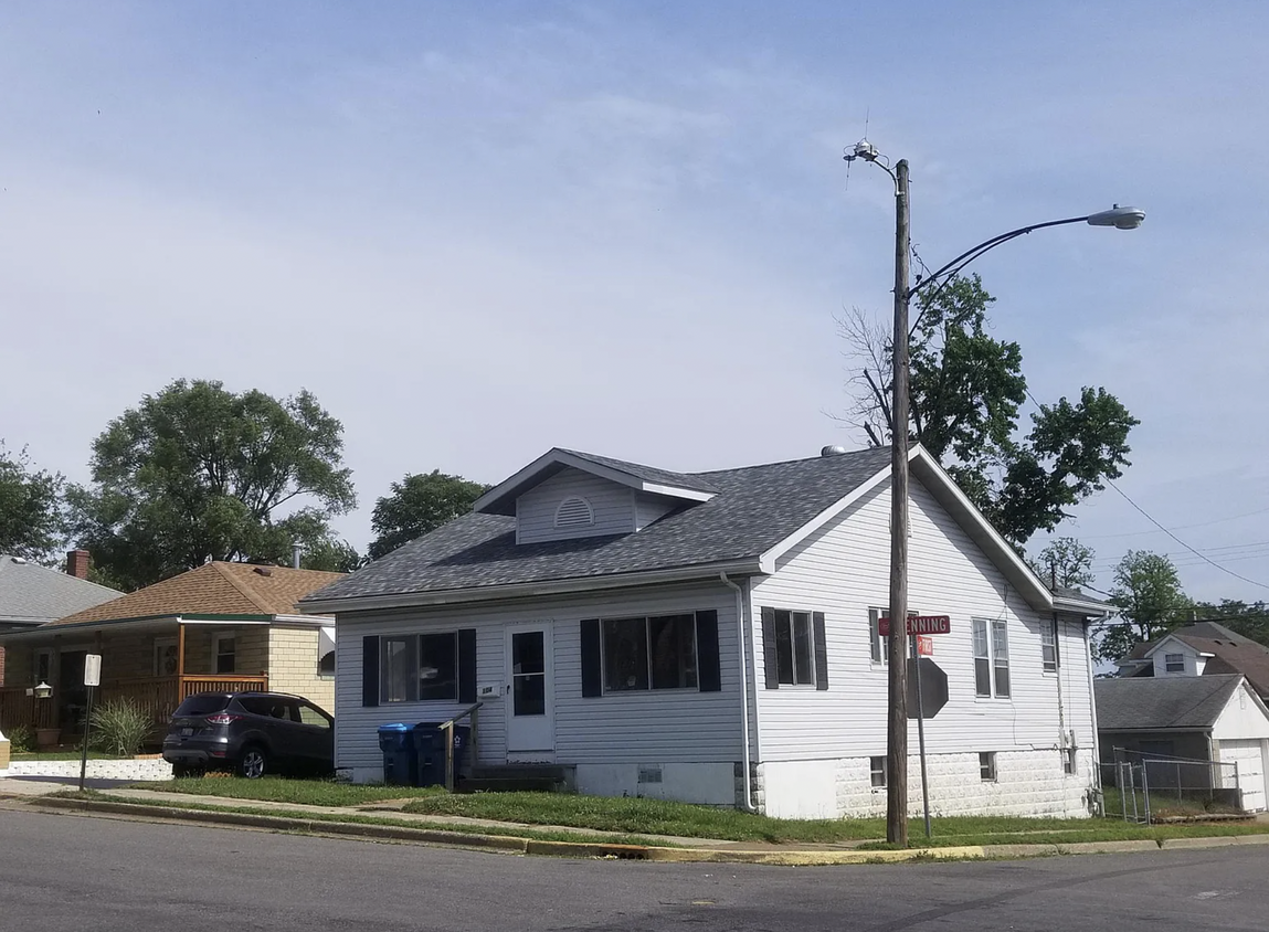 Primary Photo - 104 E Penning Ave