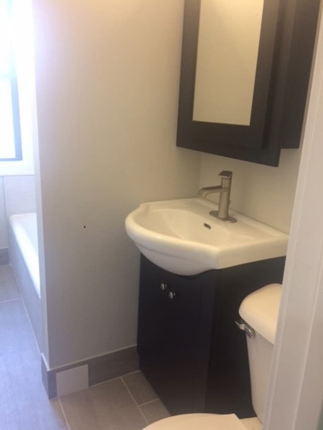 Building Photo - 1952 W Wilson Ave