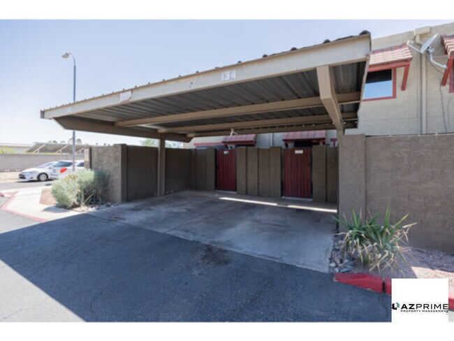 Building Photo - This Stunning 2 Story Townhome in the Hear...