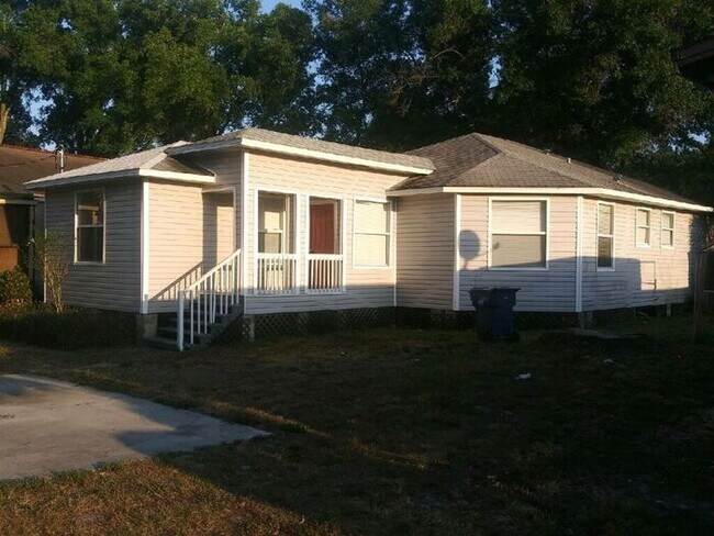 Building Photo - 4/2 Tampa Bungalow