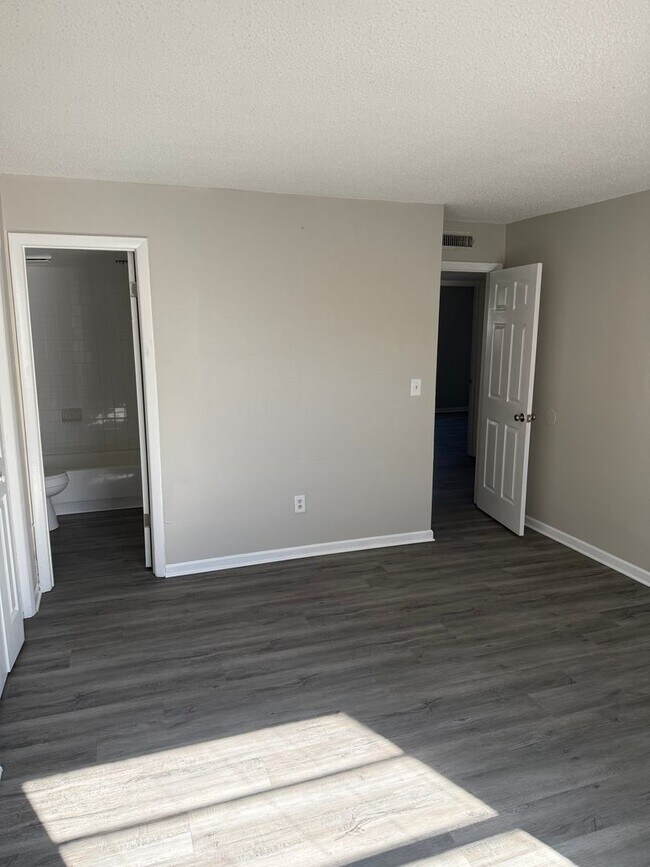 Building Photo - Spacious 4 Bed Condo