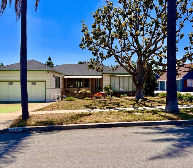 Building Photo - 4211 Ridgeway Dr