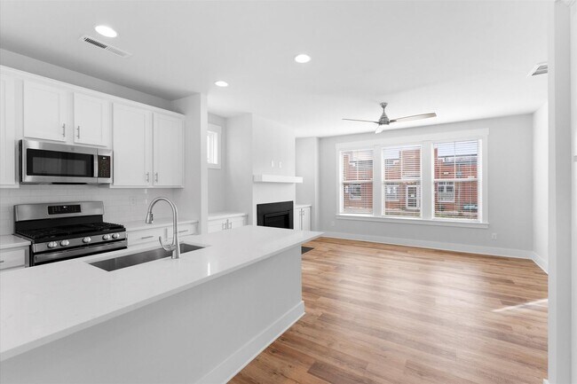 Foto del edificio - Lake Access End-Unit Townhome | Walk to Downtown Davidson | 3BR + Guest Suite