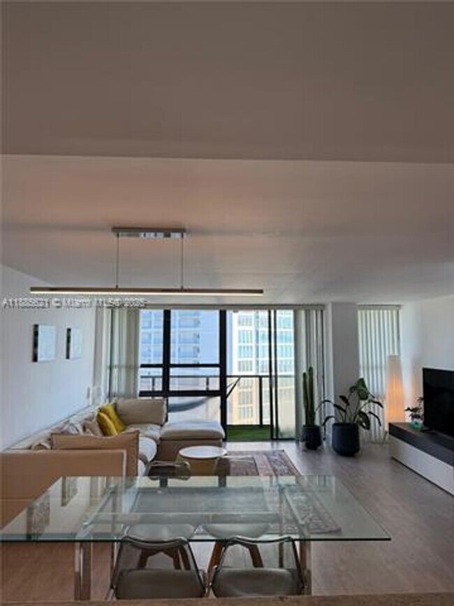 Foto del edificio - 600 NE 36th St