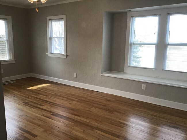 Foto del edificio - Single Family Home 3 beds 2 full bath Available Now!
