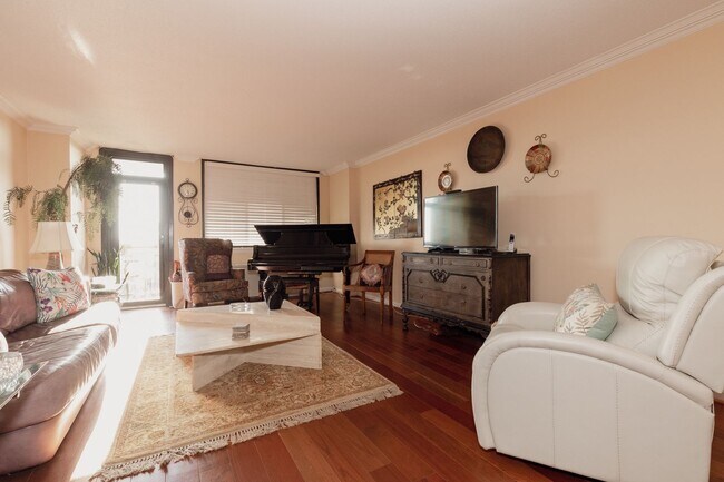 Building Photo - Alexandria Spacious One Bedroom-All Energy...