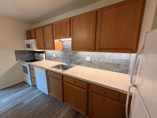 Building Photo - 2 Bedroom, 1 Bath, Spacious Apartment For Rent with Washer and Dryer