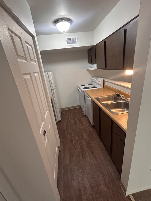 Country Meadow One Bed Kitchen - Country Meadow Apartments