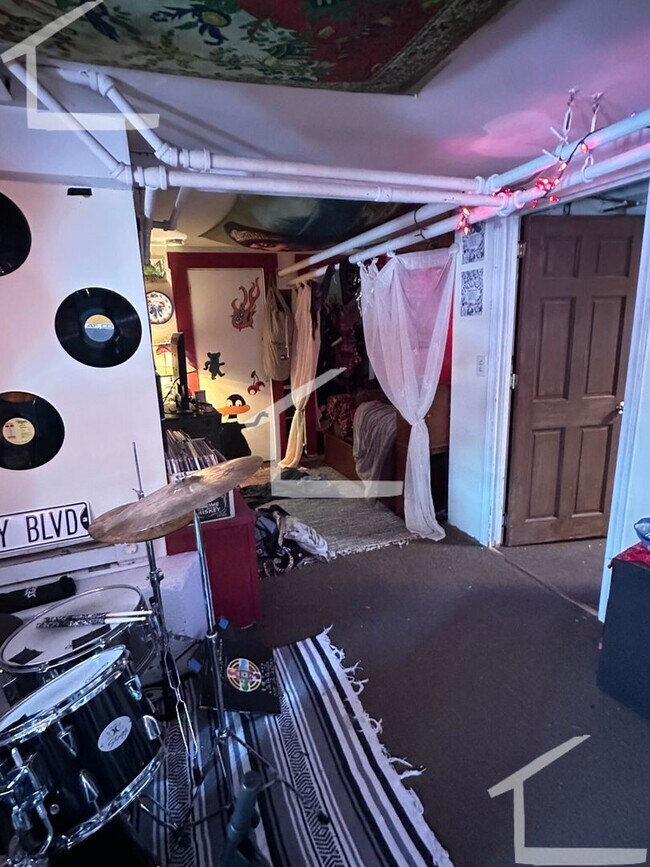 Foto del edificio - Great 4 Bed Available Sept 1 (minutes form the Green Line)