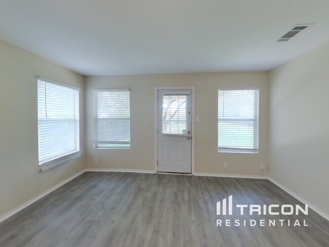 Foto del edificio - 1027 Creek Knoll